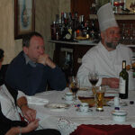 Innehaver-til-høyre-Tore-Jonny-Dale-måtte-ta-en-pause-for-å-nyte-underholdningen