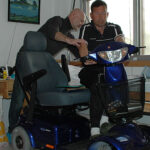 Må-ha-hjelp-til-det-meste.-sykepleier-Ed-Mikaelsen-hjelper-Roar-Sture-Aakre-opp-av-sengen.-1