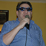 Vicente-på-scenen.-Stemmen-er-ikke-helt-Frank-Sinatra.-Men-stilen-er-det-ingenting-å-si-på.