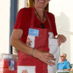 LUKTER-GODT.-Jorunn-jensen-serverer-nystekte-semler.