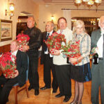 Blomsteroverrekkelse-til-æresmedlemmer-og-stifterne-av-klubben.