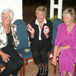 Flere-glade-festdeltagere.