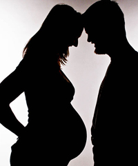 492px-silhouette_or_a_pregnant_woman_and_her_partner-14aug2011.jpg