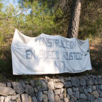 Kontroversielt prosjekt: Dette bildet er fra den aktuelle tomten, her står det skrevet "Nei til bygging på uregulert mark".