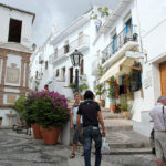 Turister på besøk i Frigiliana