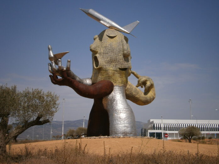 aeropuerto_de_castellon_el_hombre_avion.jpg aeropuerto_de_castellon_el_hombre_avion.jpg