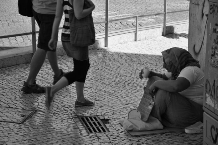 pobreza_-_lisboa_-_portugal_6237403457.jpg pobreza_-_lisboa_-_portugal_6237403457.jpg