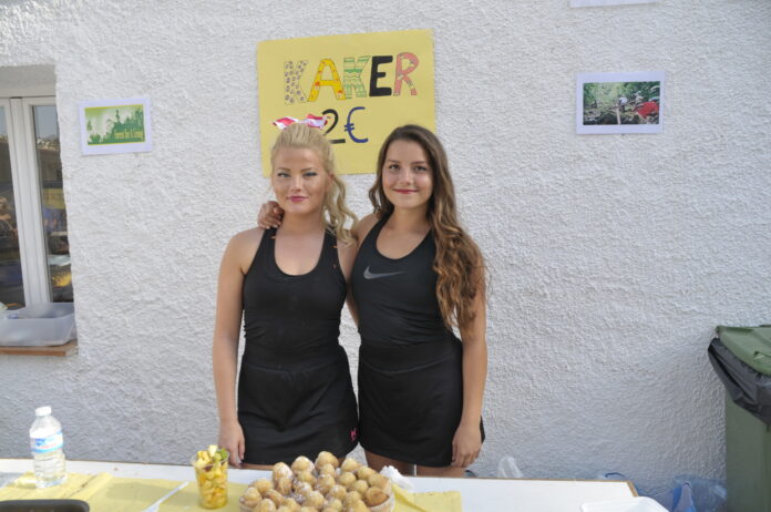 17-årige Sofia Medvatne Peralta (til høyre) solgte kaker til inntekt for Forest for a Living