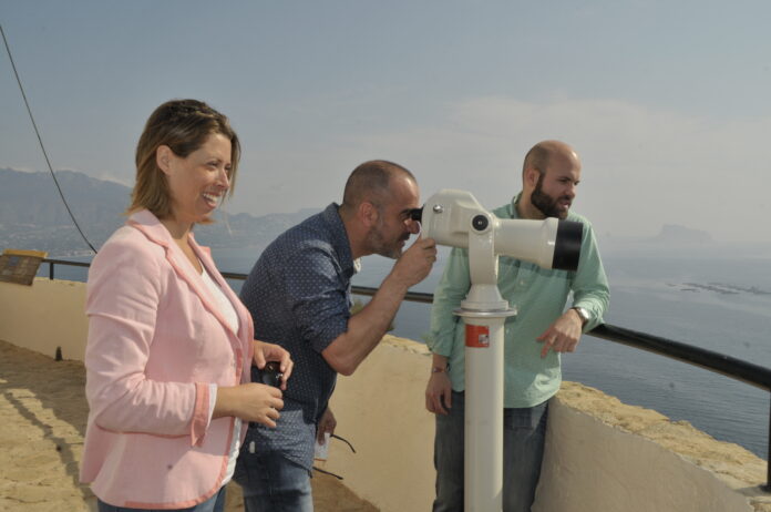 Byrådene Paola Segura og Vicente Andres Soler speider etter delfiner sammen med parkdirektør Carlos Linares.