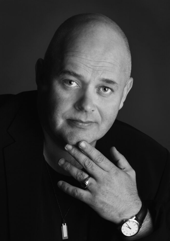 ANNERLEDES VALG: I Alfaz del Pi kan man høre Torgrim Holte holde 17. mais hovedtale. Det var et annerledes og noe uvanlig valg.