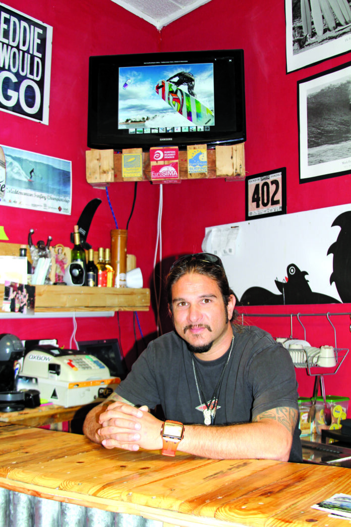 Christian Ras Hafeez Ekander har flyttet butikken GravityCartelSurfshop i Calpe nærmere stranda og havet. I de nye lokalene har det også blitt plass til en liten bar.