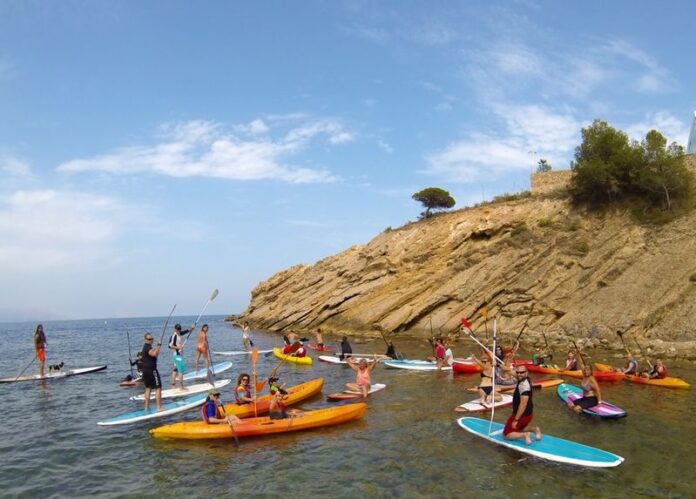 I sommer kan unge mellom 16 og 35 år delta på gratis kajakkturer til fyret i Albir.