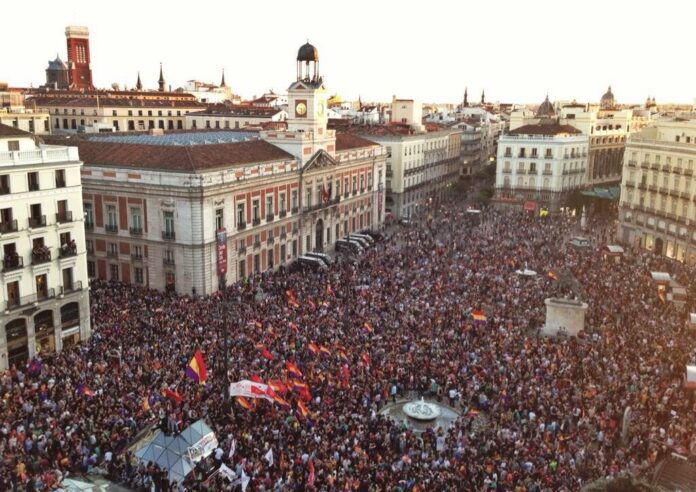 Overfylt: Tusenvis av demonstranter møtte fram på Puerta del Sol i Madrid for å kreve folkeavstemming om monarkiet.