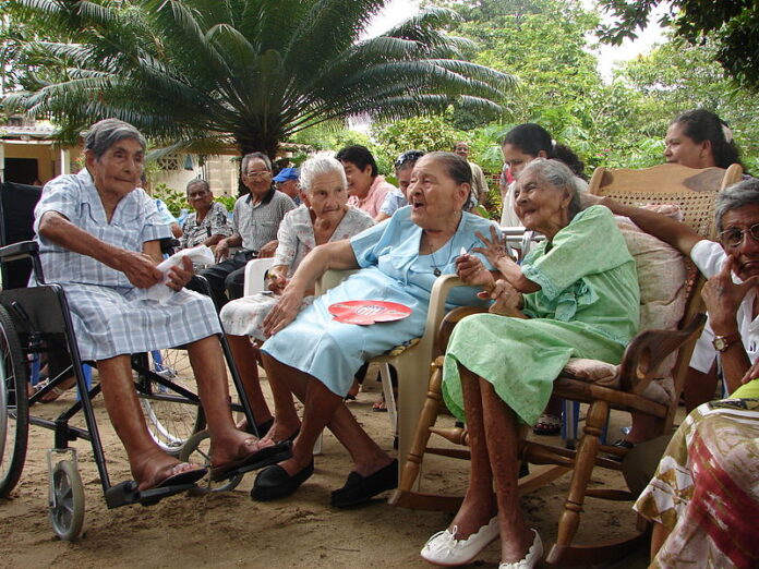 800px-ancianos_1.jpg