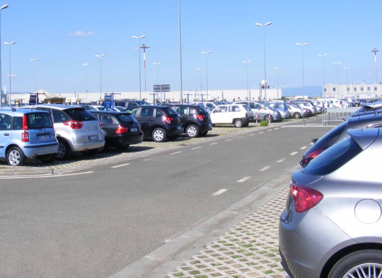 Advarer mot leiebil-firmaer som driver systematisk svindel