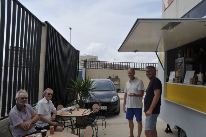 _dsc8134.jpg Fast kundekrets: Pølsesalget går så det suser, forteller en fornøyd Mads Rasch (t.h.).