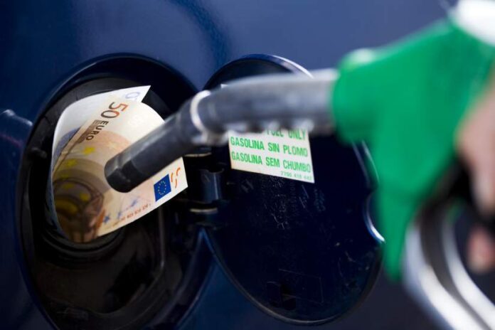 gasolina.jpg Bensinen er dyr å kjøpe for spanjolene, mens nordmennene kan skryte av å ha Europas nest billigste bensinpriser målt ut fra hva man tjener.