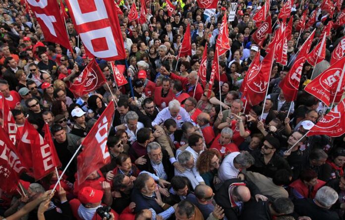 mani-madrid.jpg Samlingsrett på spill: Fagforeningene i Spania varsler demonstrasjoner mot svekkelsen av grunnleggende rettigheter.