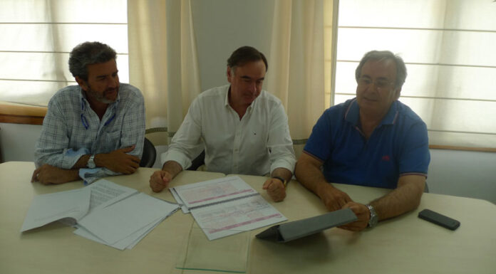 Dyrere vann: På bildet ser vi skattebyråden Pedro Barber sammen med ordfører Miguel Ortiz og byråden for byplanlegging, Jaime Sellés.