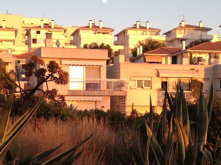 Selger boliger til ned mot halv pris