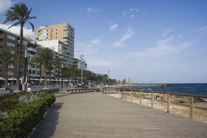 1280px-paseo_juan_aparicio_torrevieja.jpg