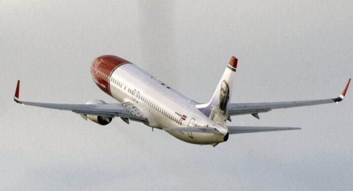 norwegian_737-800_acsending.jpg