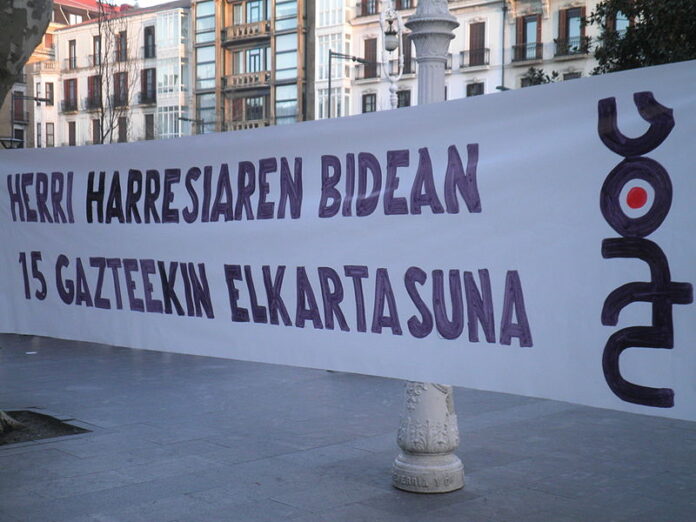 800px-herri_harresiaren_bidean_sortu_0001.jpg 800px-herri_harresiaren_bidean_sortu_0001.jpg