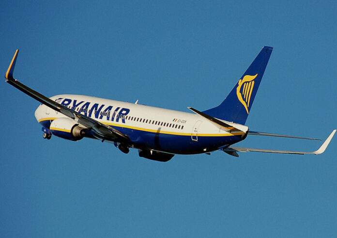 800px-ryanair.b737-800.aftertakeoff.arp_.jpg