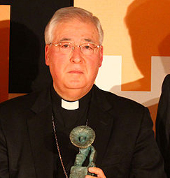 Ber paven fjerne omstridt biskop