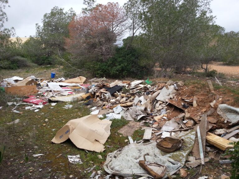 Anmelder forsøpling i naturområde