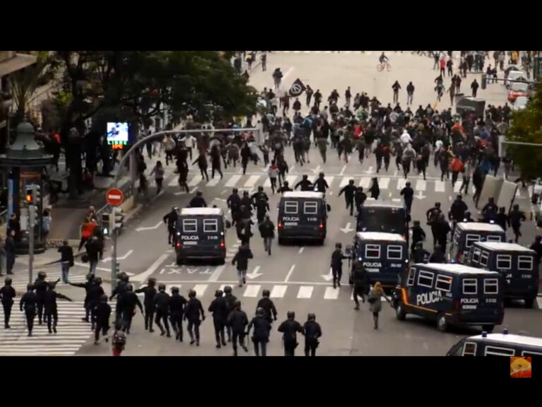 politi_vs_demonstranter_ii_valencia_14._nov._2012.jpg