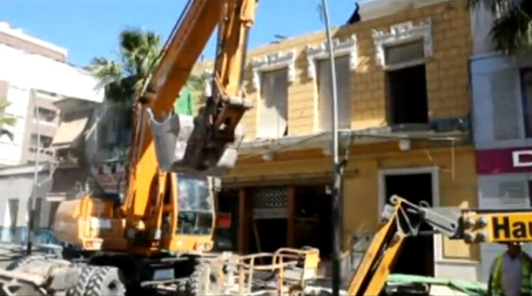 Rev 100 år gammelt hus