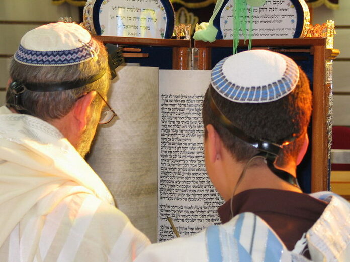 800px-torah_reading_sephardic_custom.jpg 800px-torah_reading_sephardic_custom.jpg