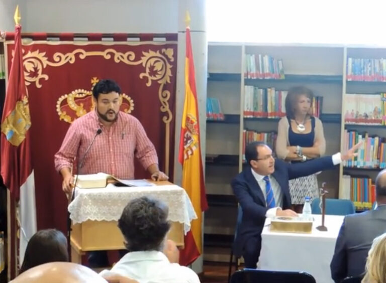 Pepet ut for fjerning av bibel