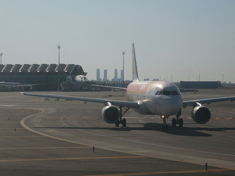 800px-avion_de_iberia_en_el_aeropuerto_de_barajas._septiembre_de_2011.jpg