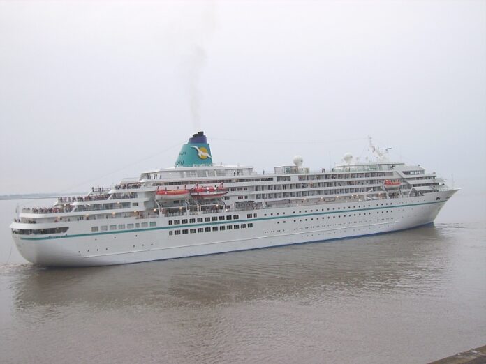 amadea_departing_from_bremerhaven.jpg