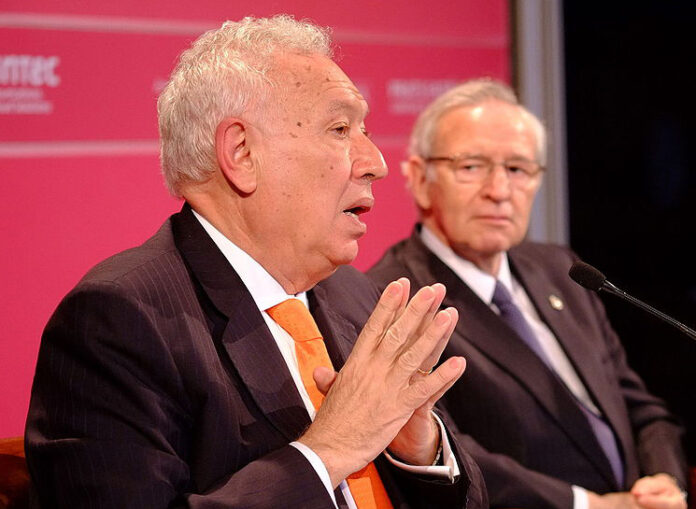 dinar_cambra_amb_el_ministre_dafers_exteriors_i_de_cooperacio_jose_manuel_garcia-margallo_15_dabril_de_2013_4crop.jpg