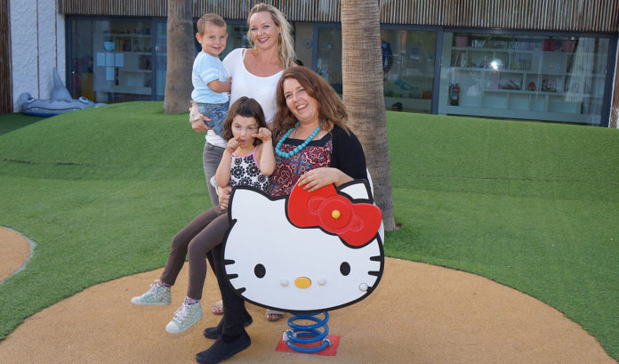 TRYGGHET: Tradisjonelle verdier står høyt i kurs for Linda Bøhn Silva med Leo (bak) og Therese Hermanrud med Chandra.