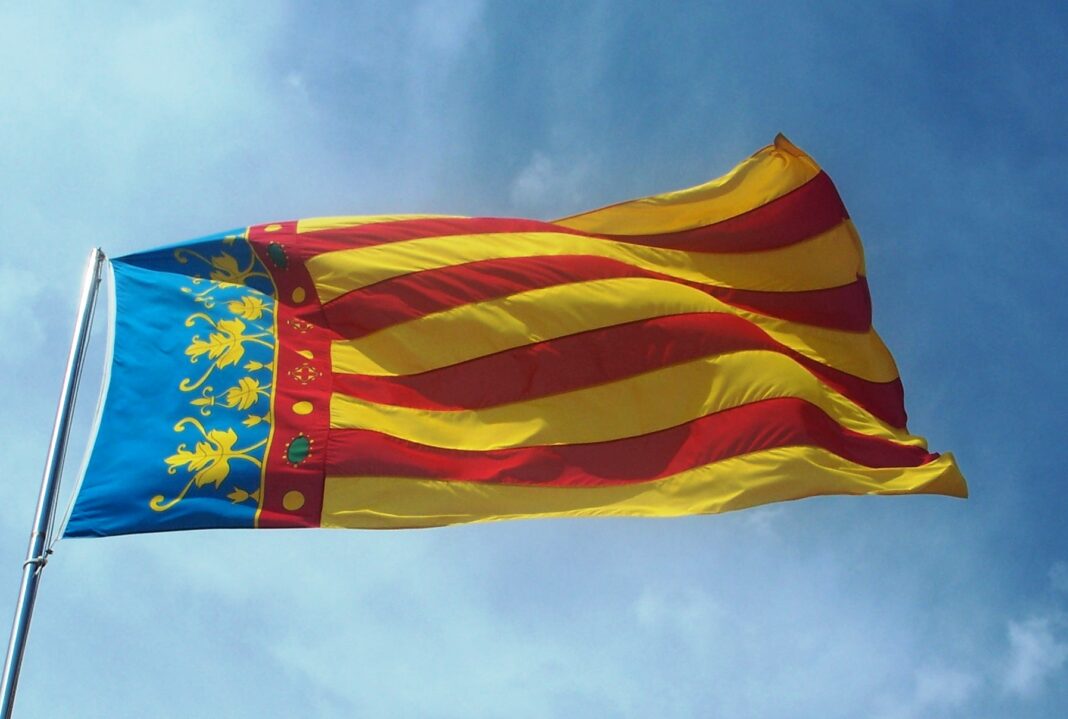 bandera_de_la_ciutat_de_valencia_senyera_coronada_a_les_torres_de_serrans.jpg