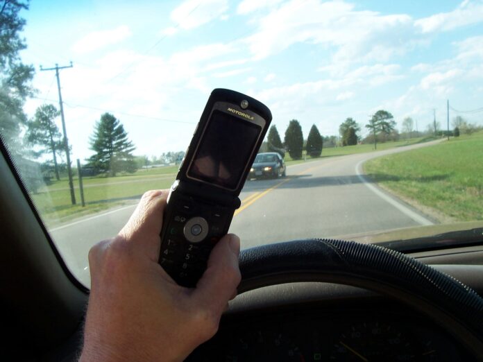 cell_phone_use_while_driving.jpg cell_phone_use_while_driving.jpg