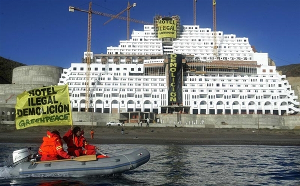 Greenpeace aksjonerer ved hotellet El Algarrobico (Greenpeace España).