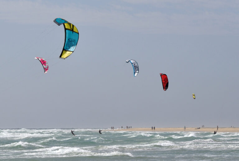 Kitesurfer reddet ned fra hustak