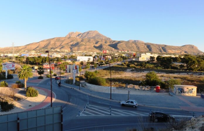 Tomten der det nye Leroy Merlin-senteret bygges i Avenida de Finestrat, Finestrat (Alicante). 