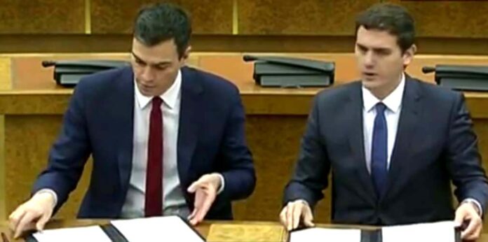 sanchez_y_rivera_youtube.jpg Pedro Sánchez (t.v) og Albert Rivera skriver under avtalen onsdag 24. februar (Youtube).