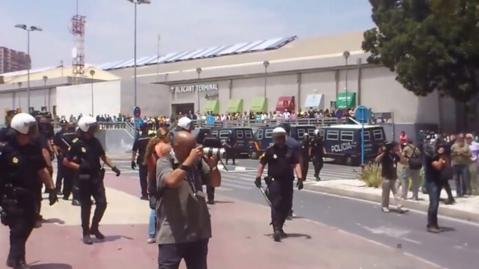 demonstrasjoner_ave-alicante.jpg Demonstrasjon under åpningen av AVE-stasjonen i Alicante, 17. juni 2013 (Youtube).