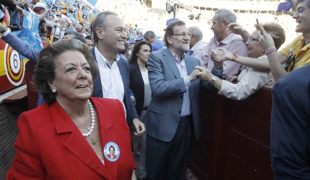 Rita Barberá under valgkampen i mai 2015, avbildet sammen med tidligere regionspresident i Valencia Alberto Fabra og statsminister Mariano Rajoy (t.h.). 