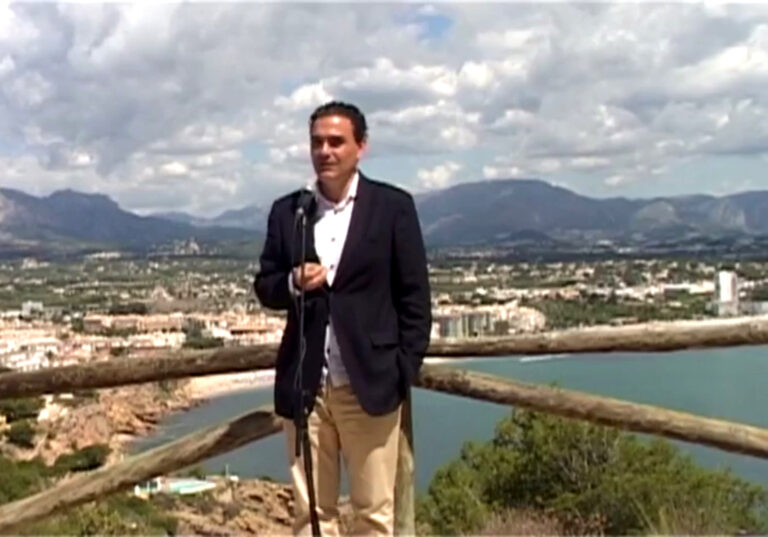 Alfaz del Pi´s ordfører Vicente Arques (PSOE) holder tale i Sierra Helada etter tildelingen av Månedens naturpark 2013.