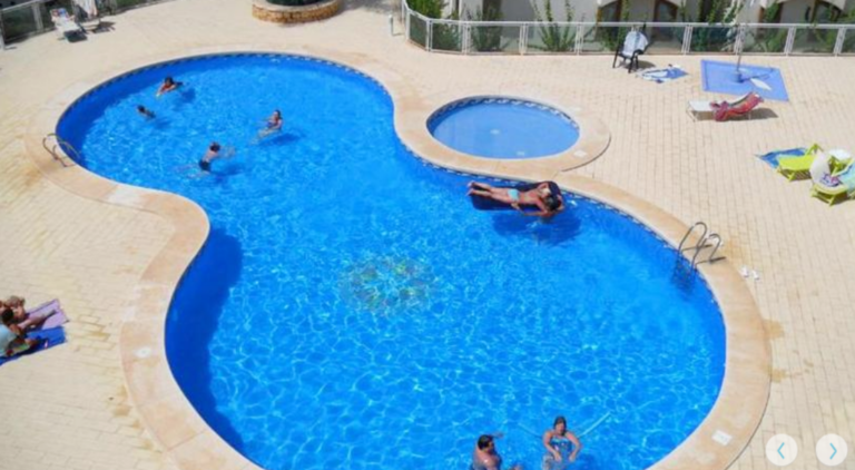 Masturberte i hotellbassenget