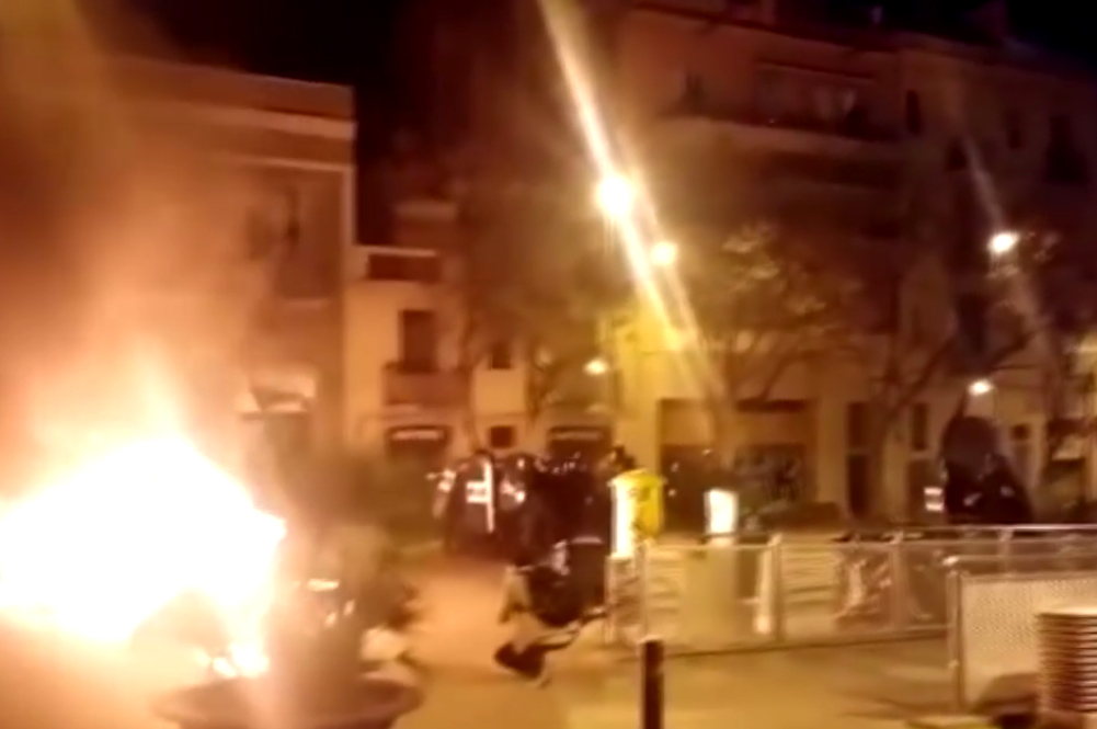 Konfrontasjoner mellom politi og demonstranter under opptøyene i Gràcia (Youtube).