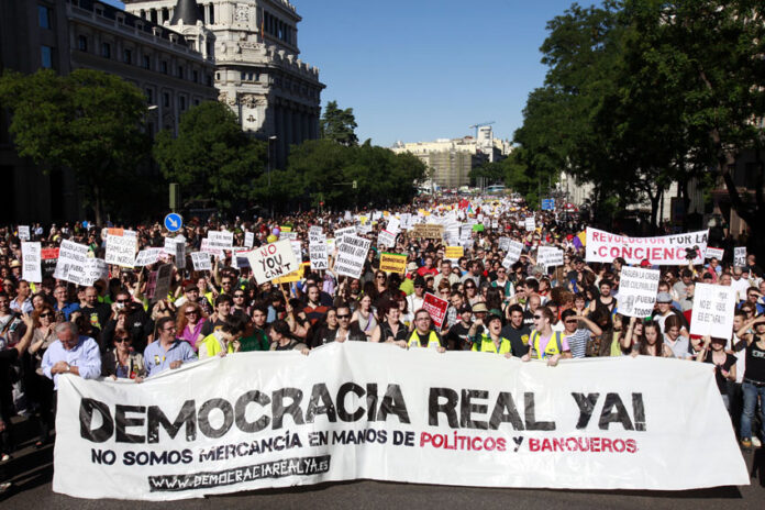 Starten på 15-M med plattformen Democracia real YA som arrangerer demonstrasjon i Madrids gater den 15. mai 2011.